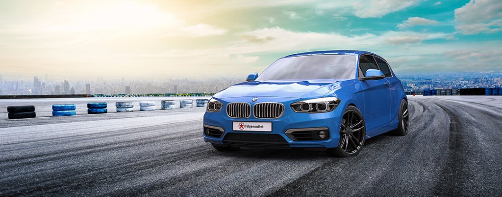 Alufelgen im Winter - wintergeeignete Leichtmetallfelgen auf einem blauen Mercedes in Winterlandschaft