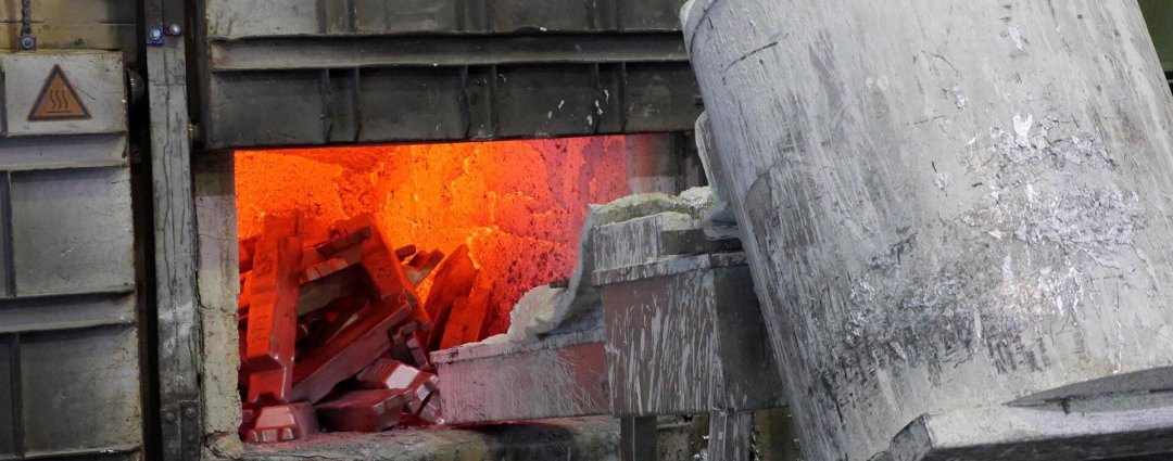 Aluminiumbarren werden im Schmelzofen eingeschmolzen