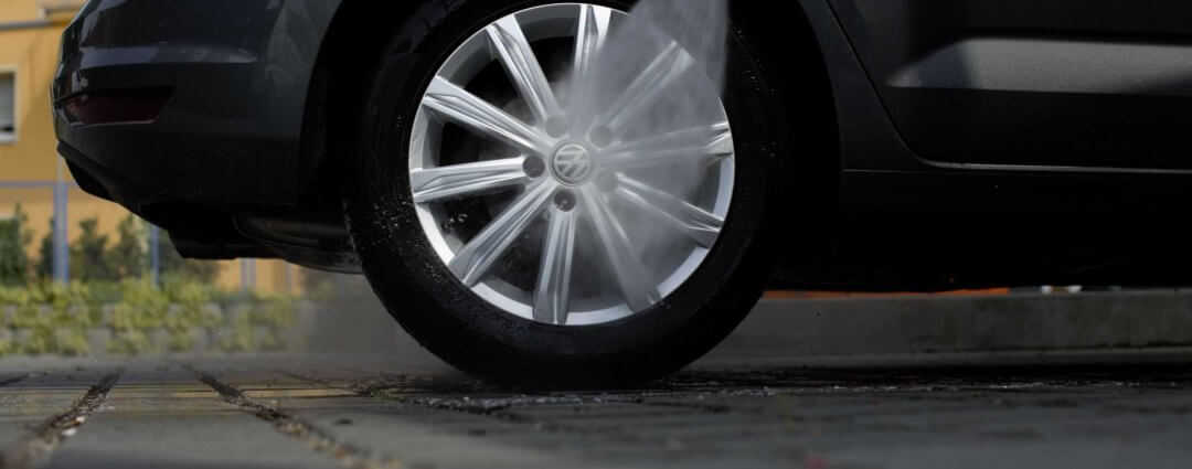 Felgenreiniger mit Hochdruck abspülen