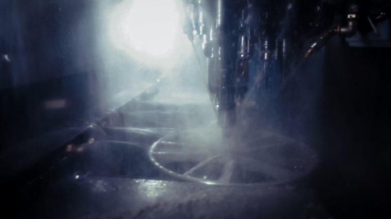 Mechanische Bearbeitung der Alufelge vor dem Finish