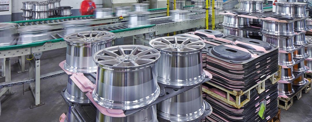 Sichtkontrolle und Verladen bevor die BBS Alufelgen lackiert werden