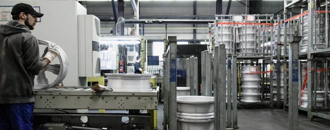 Sichtkontrolle und Vorbohren der BBS Alufelgen