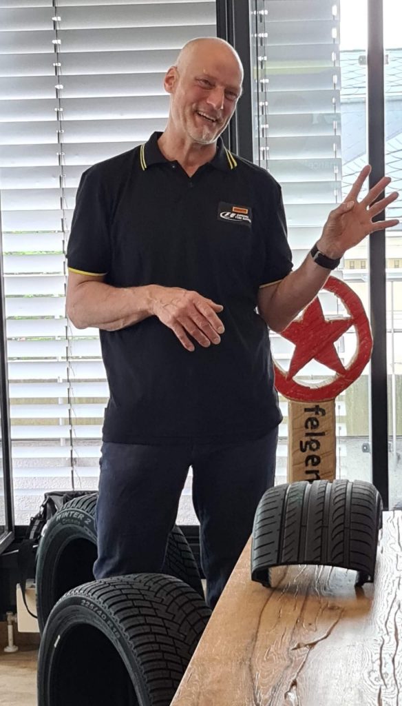 Pirelli Roadshow Reifenschulung: Reifenexperte Norbert