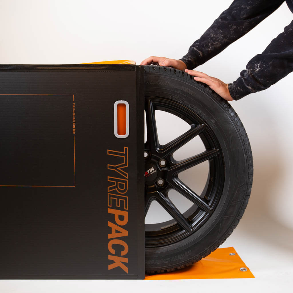Rad seitlich in den Tyrepack heben