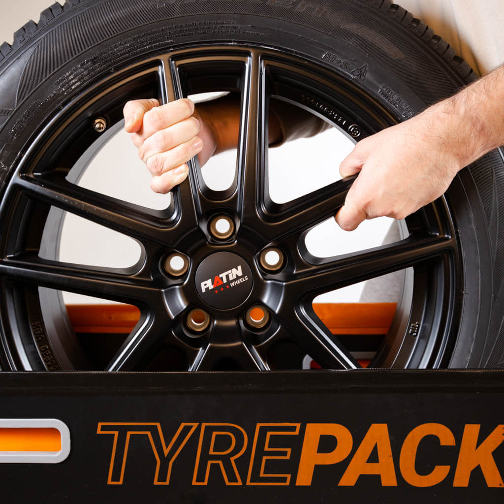 Rad von oben in Tyrepack heben