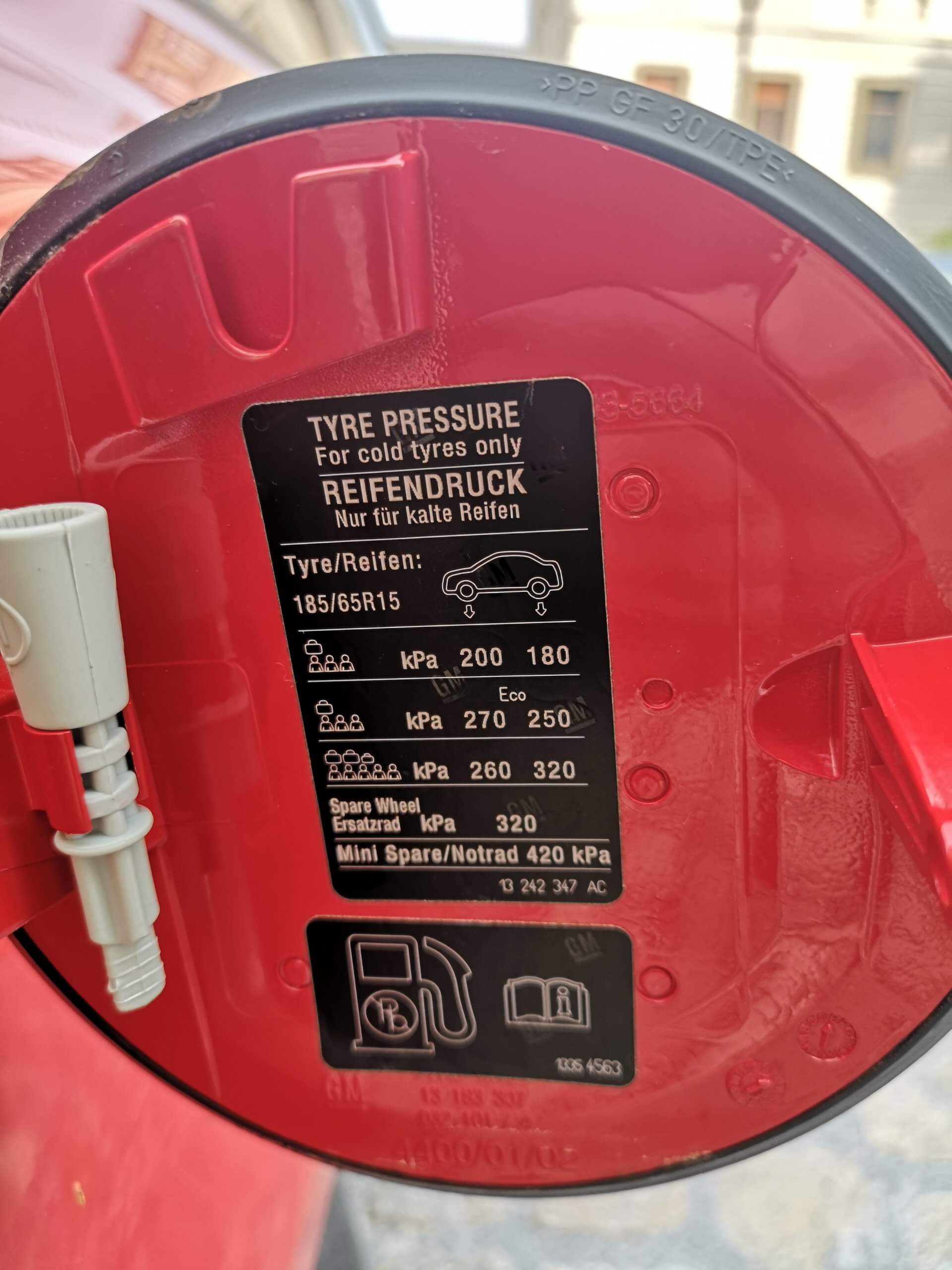 Reifendruck im Tankdeckel ablesen